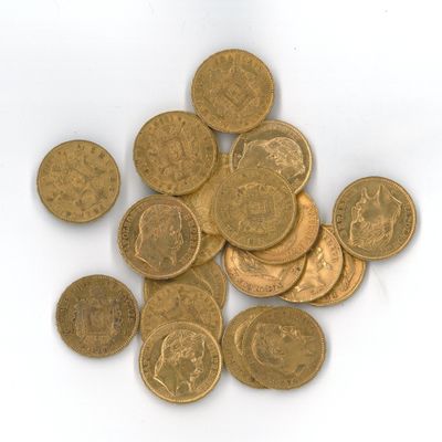 une pile de pièces d'or sur une surface blanche