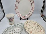 trois assiettes et une tasse posées sur une table blanche