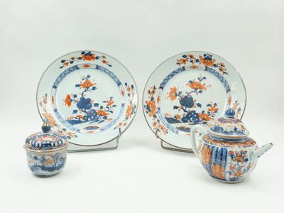 trois pièces de vaisselle en porcelaine bleue, orange et blanche, ainsi qu'une théière