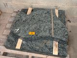 un tas de granit posé sur une palette dans une pièce