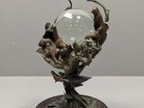 une boule de verre posée sur une table