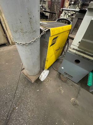 une poubelle attachée à un poteau par une chaîne