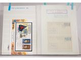 un livre ouvert sur lequel figure l'image d'un chat, et dont la couverture représente également un chat