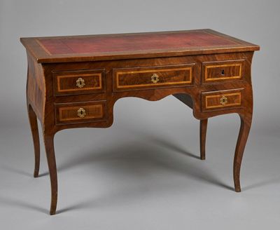 un vieux bureau en bois avec des tiroirs et des tiroirs sur le dessus