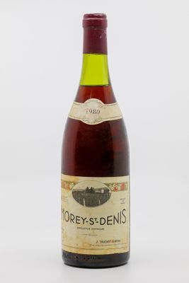 l'image d'une bouteille de vin posée sur une table