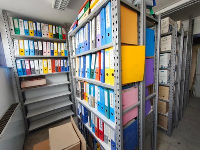 de nombreux dossiers rangés sur les étagères de la pièce