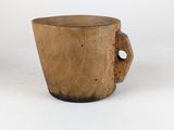 tasse à café en bois avec anse sur fond blanc, sur fond blanc