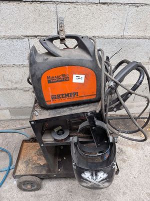 une machine orange et noire posée sur un sol en béton