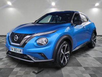 un SUV Nissan Juke bleu garé sur un sol à damier