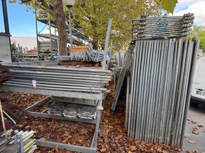 un tas de vieux tuyaux métalliques posé au bord de la route