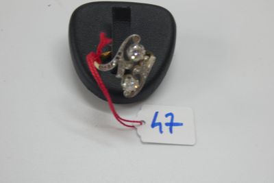 un petit objet noir auquel est attaché un cordon rouge