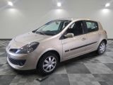 la photo d'une voiture beige garée dans un garage