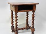 une vieille table en bois surmontée d'un tiroir