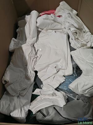 une boîte en carton remplie de vêtements et d'autres objets