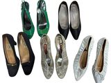 plusieurs paires de chaussures de femmes sont alignées sur une surface blanche