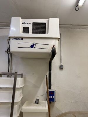 une photo d'une salle de bains avec des toilettes et un chauffe-eau