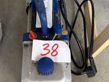 une machine bleue et blanche posée par terre