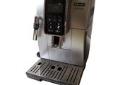 une image d'une machine à café sur fond blanc