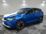 un SUV Buick bleu de 2020 garé dans un garage