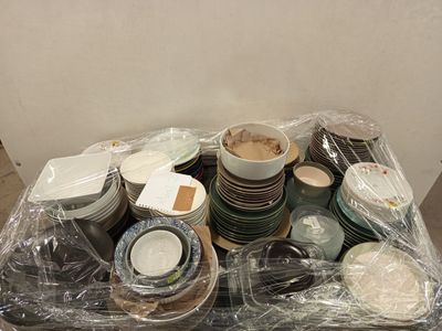 Lot d'environ 200 assiettes, bols, etc…
