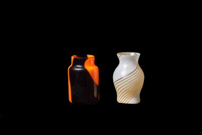 deux vases assis l'un à côté de l'autre sur fond noir