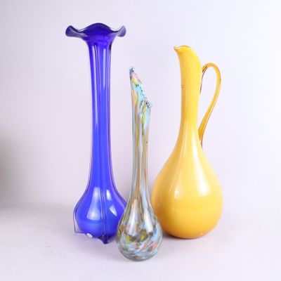 trois vases posés l'un à côté de l'autre sur une table