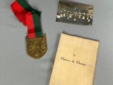 une médaille, un livre et une photo posés sur une table