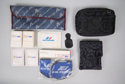 AIR FRANCE Ensemble de deux pochettes et un nécessaire de to…