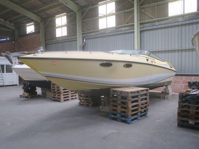 un bateau posé sur des palettes dans un entrepôt