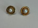deux paires de boucles d'oreilles en or et perles posées sur un fond blanc