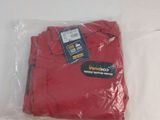 un t-shirt rouge dans un sac en plastique posé sur une table