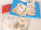 une boîte de timbres et un livre posés sur une table