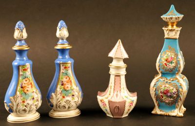 Plusieurs vases de différentes couleurs sont alignés sur une surface noire.
