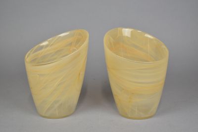 Paire de PHOTOPHORES en verre marbré soufflé.