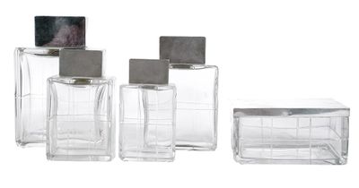 trois bouteilles en verre transparent avec des couvercles argentés et un couvercle argenté