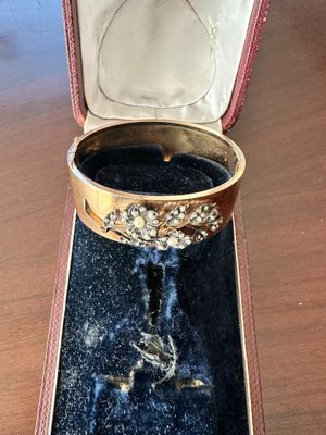 une boîte avec un anneau à l'intérieur sur une table