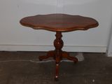 une petite table avec un plateau en bois dans une pièce
