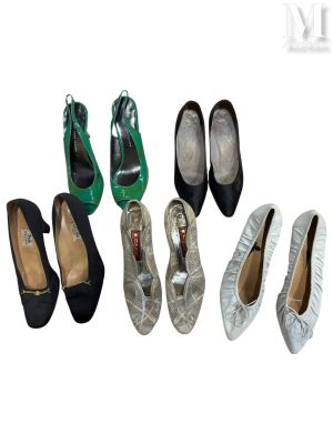 plusieurs paires de chaussures de femmes sont alignées sur une surface blanche