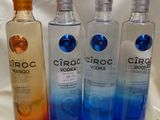 trois bouteilles de Ciroc sont alignées sur une table