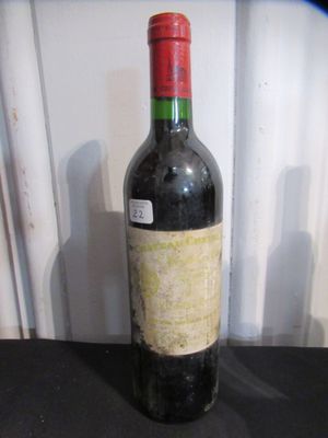 une bouteille de vin posée sur une table