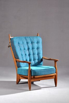 une chaise bleue avec une structure en bois et un coussin bleu
