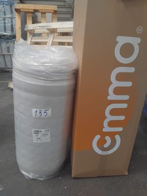 une boîte avec un grand rouleau de tissu à côté