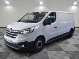 la camionnette blanche est garée sur un sol carrelé en damier
