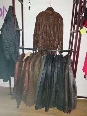 beaucoup de vestes suspendues à un portemanteau dans une pièce