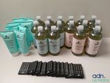 de nombreux flacons de produits de soin de la peau posés sur une table