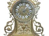 une horloge dorée sur fond blanc, avec un fond blanc