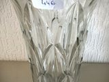 un vase en verre muni d'une étiquette, posé sur une table