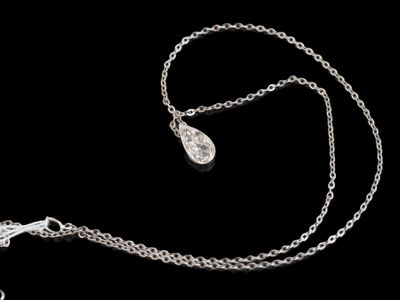 chaîne plaquée argent avec un pendentif en forme de larme sur fond noir