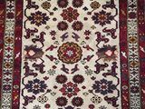 un tapis oriental à motifs floraux sur fond blanc