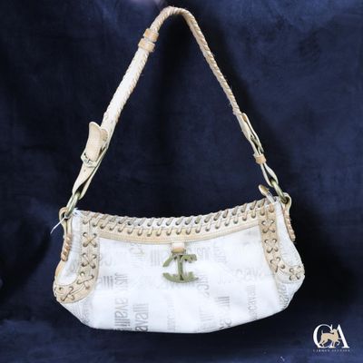 une image représentant un sac à main blanc orné d'une ancre
